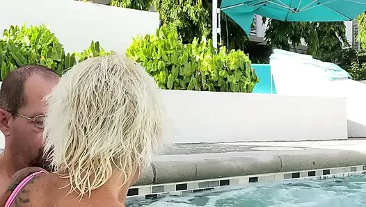 Mendapatkan lili di bak mandi air panas. Permainan payudara.