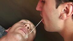 Ekstrim orang baik melakukan seks anal dengan mani muncrat besar di mulut