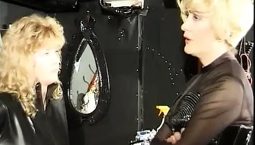 Versaute deutsche latex-schlampen haben BDSM-orgie