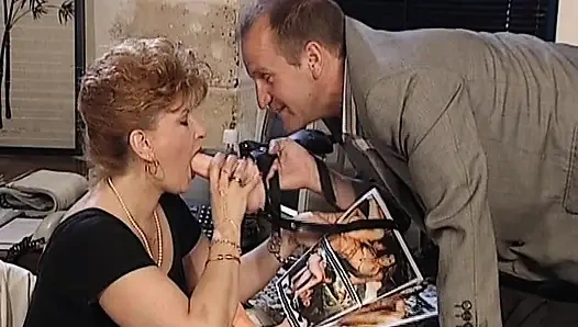 Сногсшибательные немецкие офисные шлюшки делят хуй и дилдо в анальном тройничке