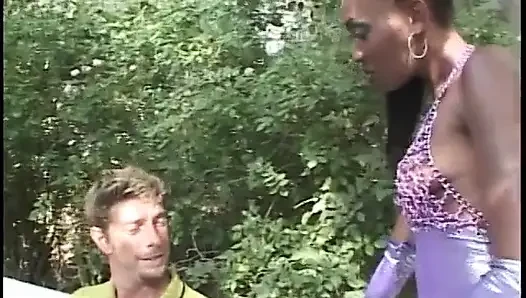 Randy zenci bebek amına ve ağzına yarak alıyor