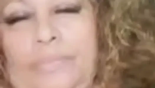 Heiße mutter bringt mich zum videoanruf