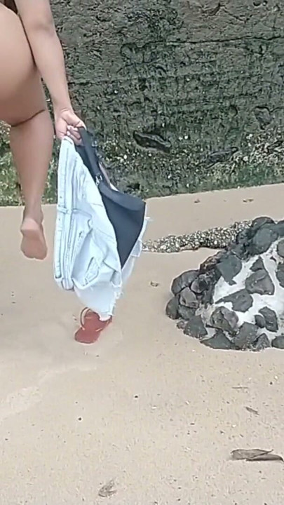 해변에는 세 가지 활기찬 위치가 있었습니다. | 클립 1