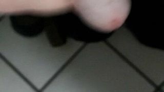 Un garçon pulpeux avec une petite bite non coupée se fait branler dans les toilettes publiques