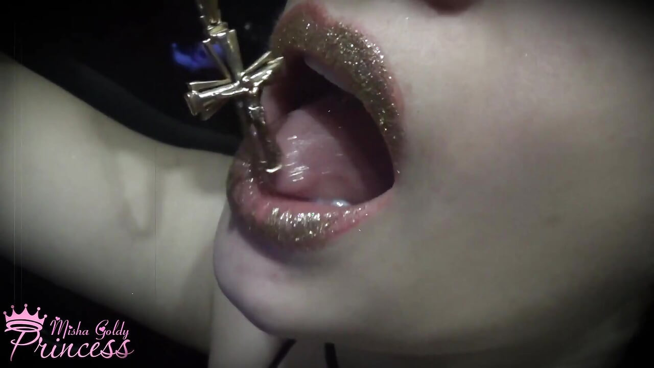 The most mesmerizing  golden lipstick