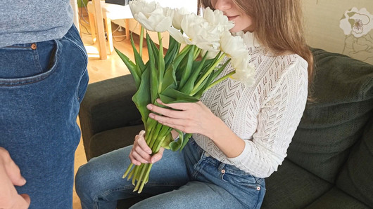 Gaf haar bloemen en stopte meer met maagdelijkheid, gecreampiede tiener na seks met pijpbeurt