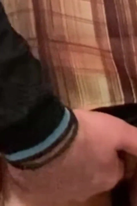 陌生人走得太远了, 在公共地铁里抚摸我的阴户