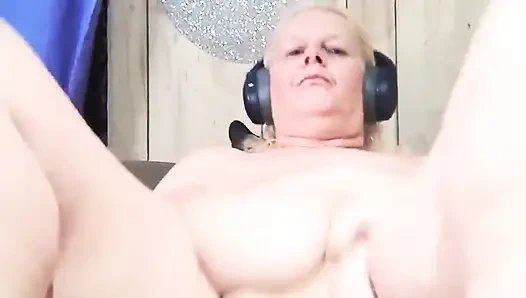 Она выходит из-под контроля с баной в ее дырке в киске