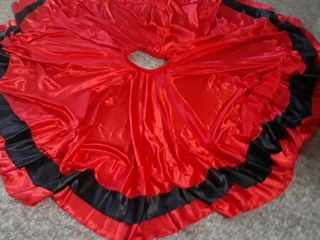 Jizz na długiej czerwonej satynowej spódnicy do tańca flamenco
