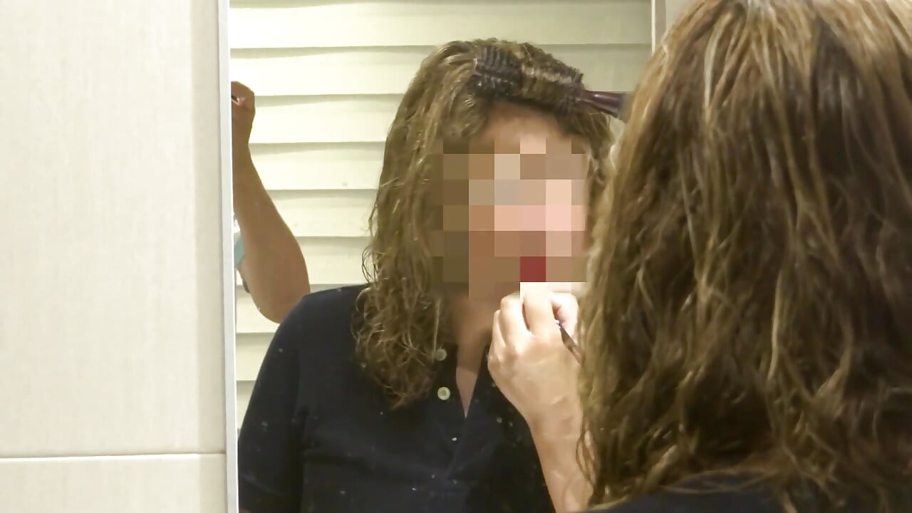 אני מאונן כשאני רואה את אמא חורגת מתלבשת אחרי מקלחת, היא מראה לי את התחת שלה