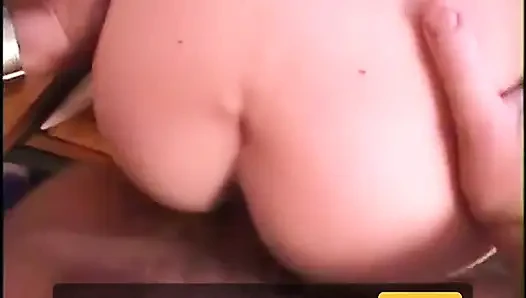 Üniversiteli genç kız adamın masasına ıslak amını yediriyor