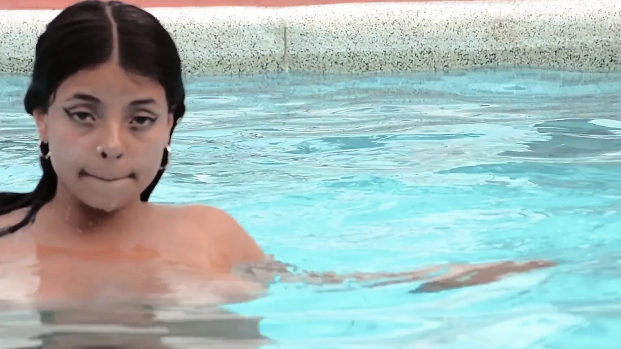 Rsellamb: I Swim Naked Outdoors Face up Colombian Model: Luu Sell