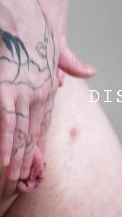 DISCOVERY - FtM Körper mit Öl und spanking-arsch und großem kitzler