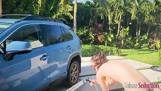 Tante seksi rambut cokelat amiee cambridge lagi asik di-carwash sambil bugil