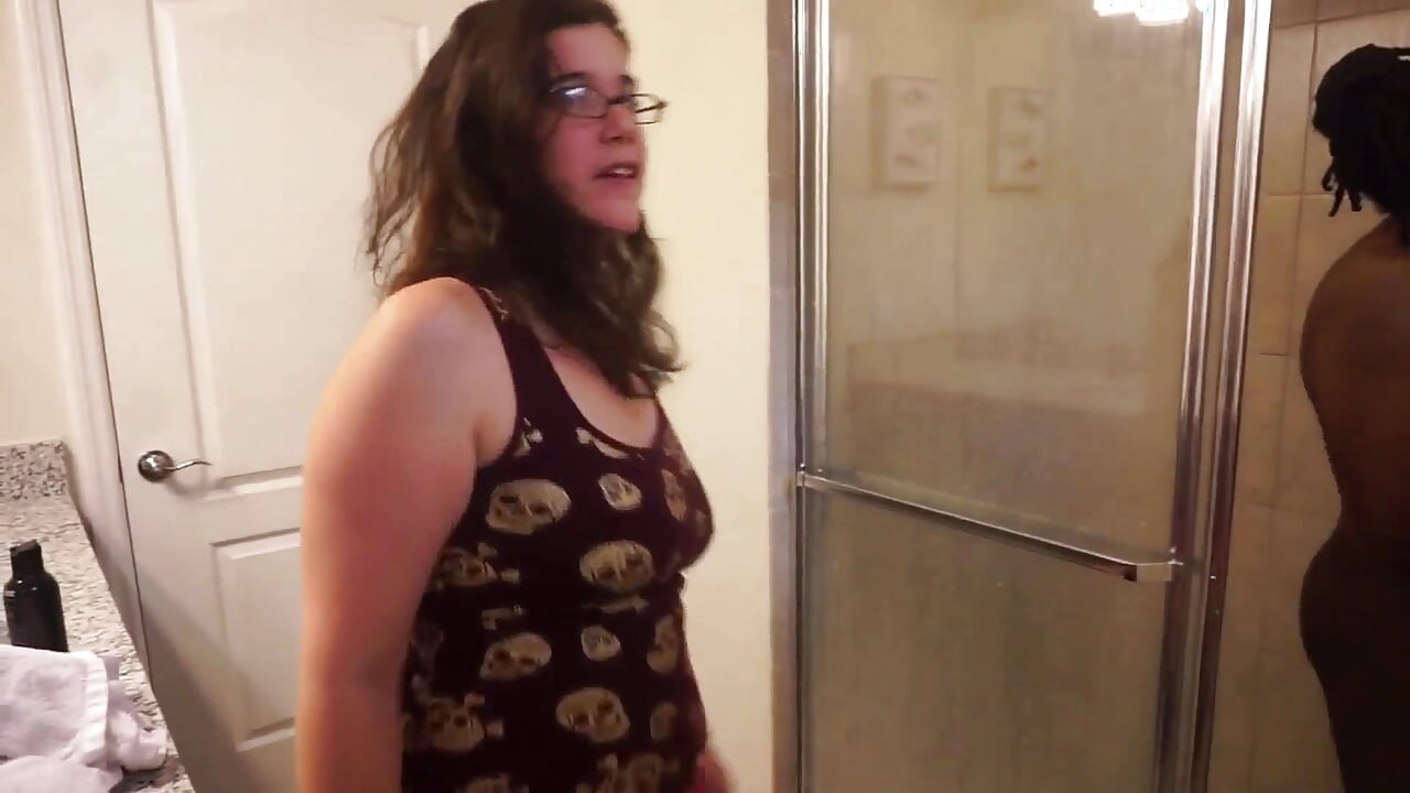 Mokra guza pička uživa u pušenju velikog crnog kurca pod tušem