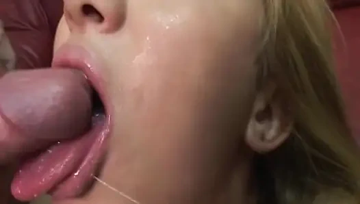 Salya akıtan döl dili yalama - sarışın sürtüğün ıslak temizliği