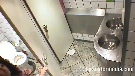 Amateur Sex on the Toilet