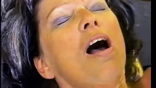 Lihat dia makan memek nenek di florr