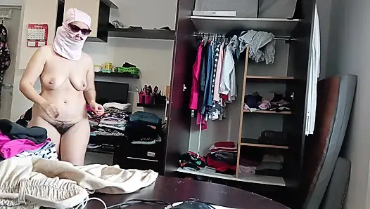 Женщина-любительница С Удовольствием Примеряет Одежду И Кроит Её