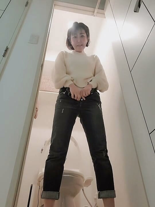 성숙한 여성의 일상 화장실 상황