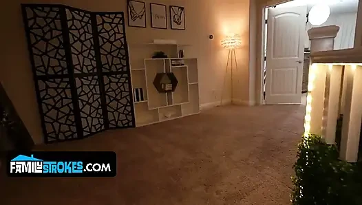 Üvey anne Kelly üvey oğlunu yılbaşı gecesi mastürbasyon yaparken yakalıyor