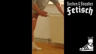 Masturbando com meias brancas e tênis