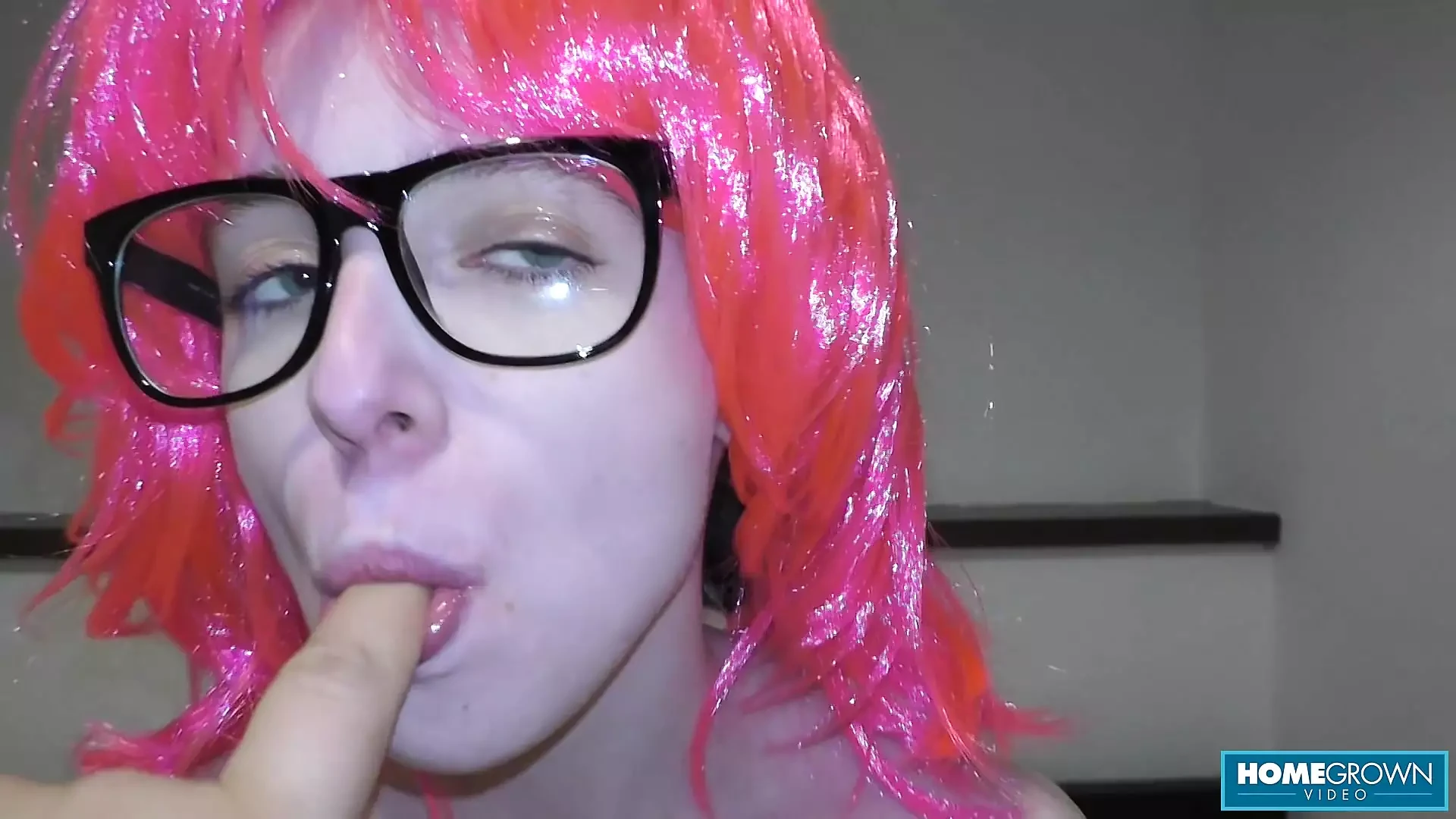 Nerdy Miss Pink καταπίνει κρεμώδη παχιά χύσια