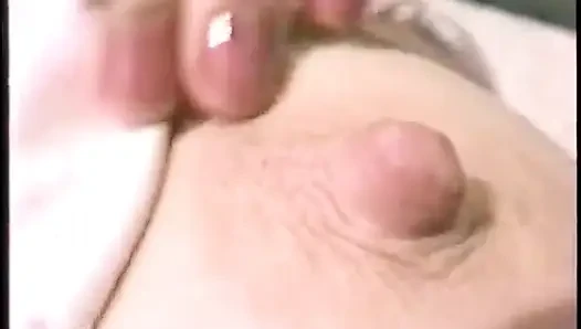 Gadis panas meremas putingnya yang besar untuk menyemprotkan susu