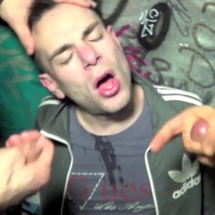 โดนเพื่อน 2 คนของ Malik เย็ดในรถไฟใต้ดินในปารีส