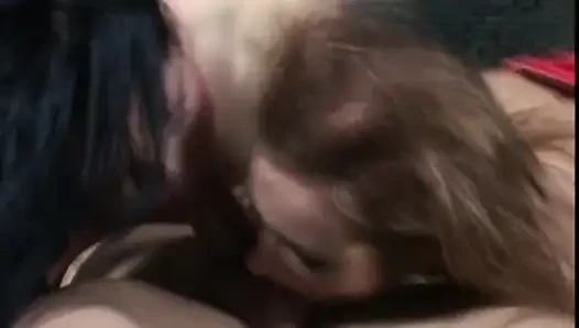 Seks threesome bareng dua gadis cantik yang lagi asik seks threesome sama kontol besar