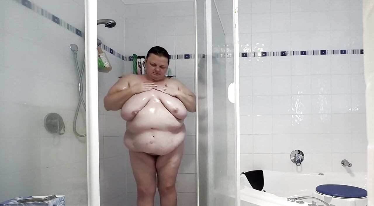 Esposa puta no chuveiro