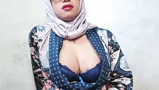 Hijab Shemales with Big Dicks Dildo Masturbate Until She Cum