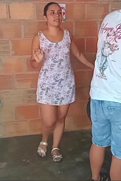 Mechaniker misst das Öl des Motorrads des nachbarn