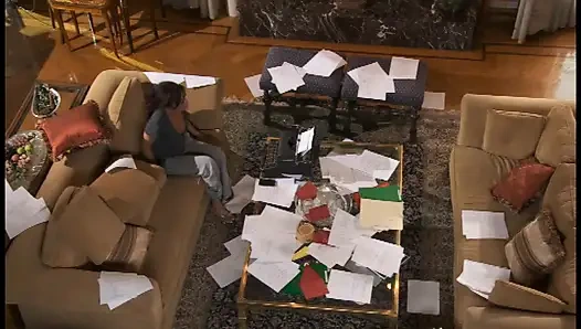 Büyük memeli güzel latin orta yaşlı seksi kadın domalarak sikiliyor ve büyük yarakla götüne boşalıyor