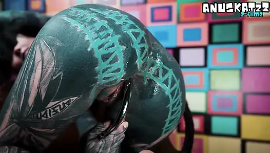 Трах раком в задницу с моей мясистой металлический игрушкой