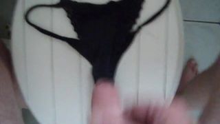 Cumming en negro tanga