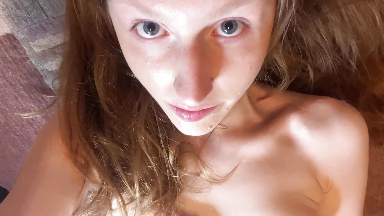Massage De Mes Petits Seins Et Masturbation De Culotte Sur Le Côté De La Chatte