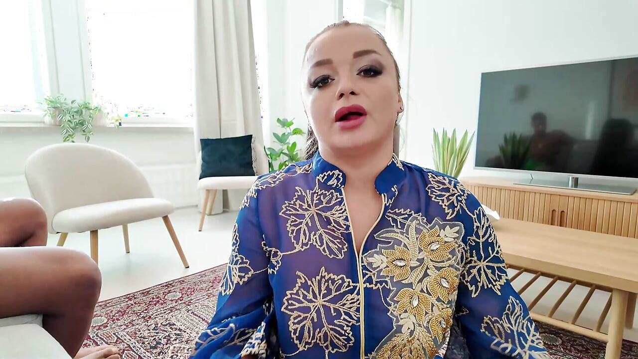 زوجة عربية عاهرة مع ثور بي بي سي أمام زوجها