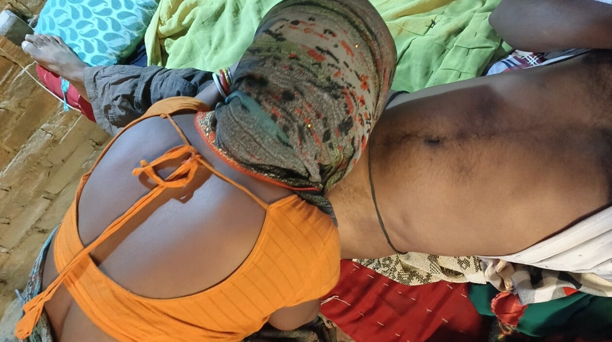 Pati ne apne patni ko romantic mood se chut ki chudai kiya  aur chut ka maza liya . Indian desi village hindi viral sex videos.