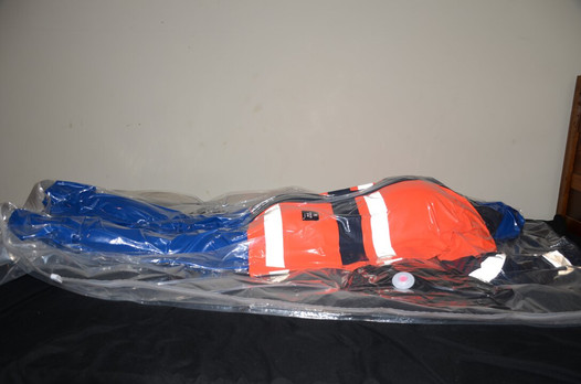 23 de fevereiro de 2023 - vacpacked em macacão de pvc azul slvrbrboy1 e minha capa de chuva de pvc hiviz