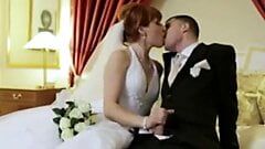 Rothaarige Braut wird an ihrem Hochzeitstag doppelpenetriert