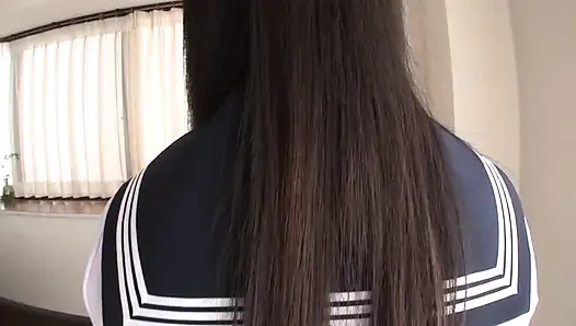 Мужчина средних лет и красотка в униформе