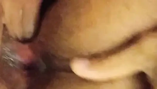 Pantat dan memek cewek semok kulit hitam ini di-fingering dan dientot habis-habisan sama suaminya sampai kencing di mana-mana