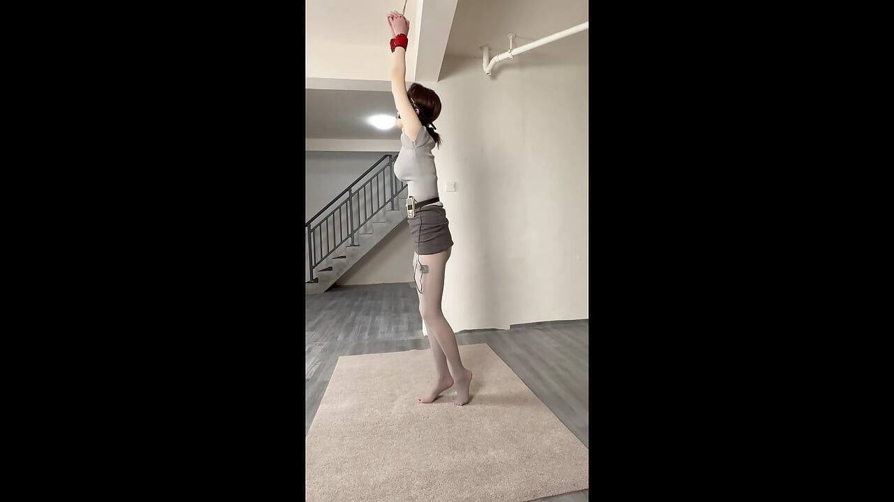 厚いグレーの足パッドの吊り下げ + 電気ショック + 鞭打ち