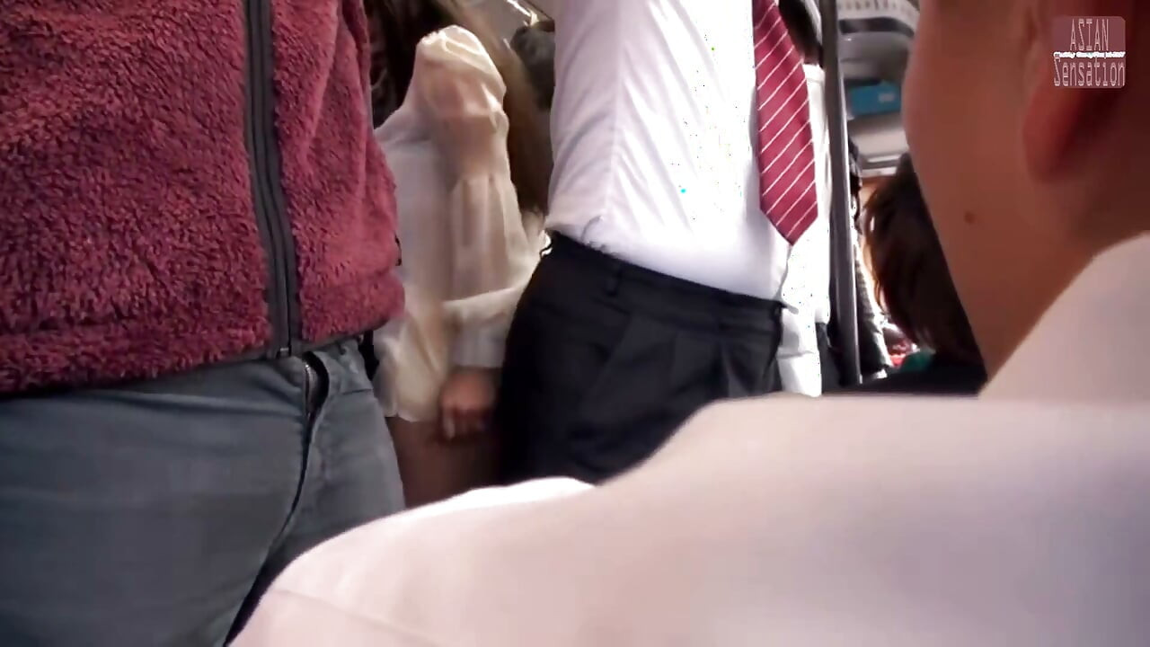 Trem Lotado e Tentador - Calcinha da Mulher Casada à Mostra, Virando um Tesão Mútuo Secreto