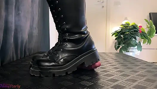 Чистю мои грязные боевые сапоги на твоем члене и яйцах