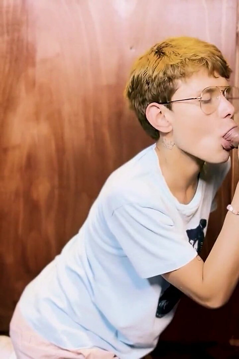 Marco Samuel zadovoljava svoju želju za oralnim seksom tijekom intenzivne noći u Gloryholeu.