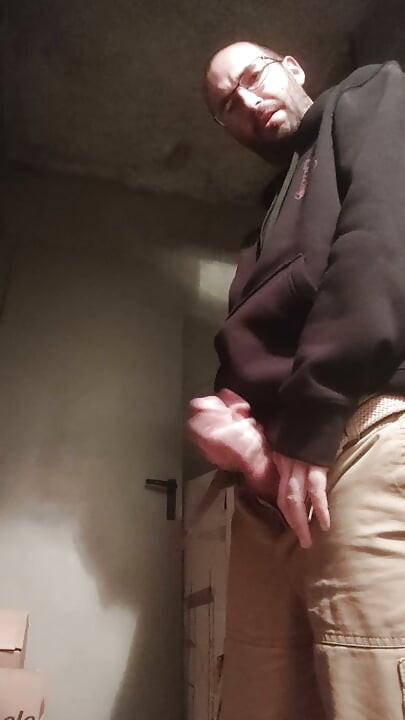 Honění v suterénu domu