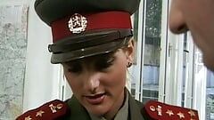 Une policière allemande donne du plaisir à une bite bien dure et chargée