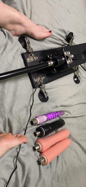 prettylilredhead69 slut squirting on fuckmachine